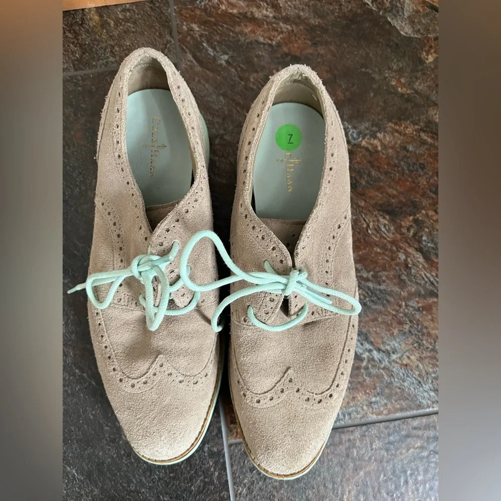 Women’s Cole Haan Lunargrand taupe suede wingtip oxford lace up shoe. Size 7B - Picture 2 of 9